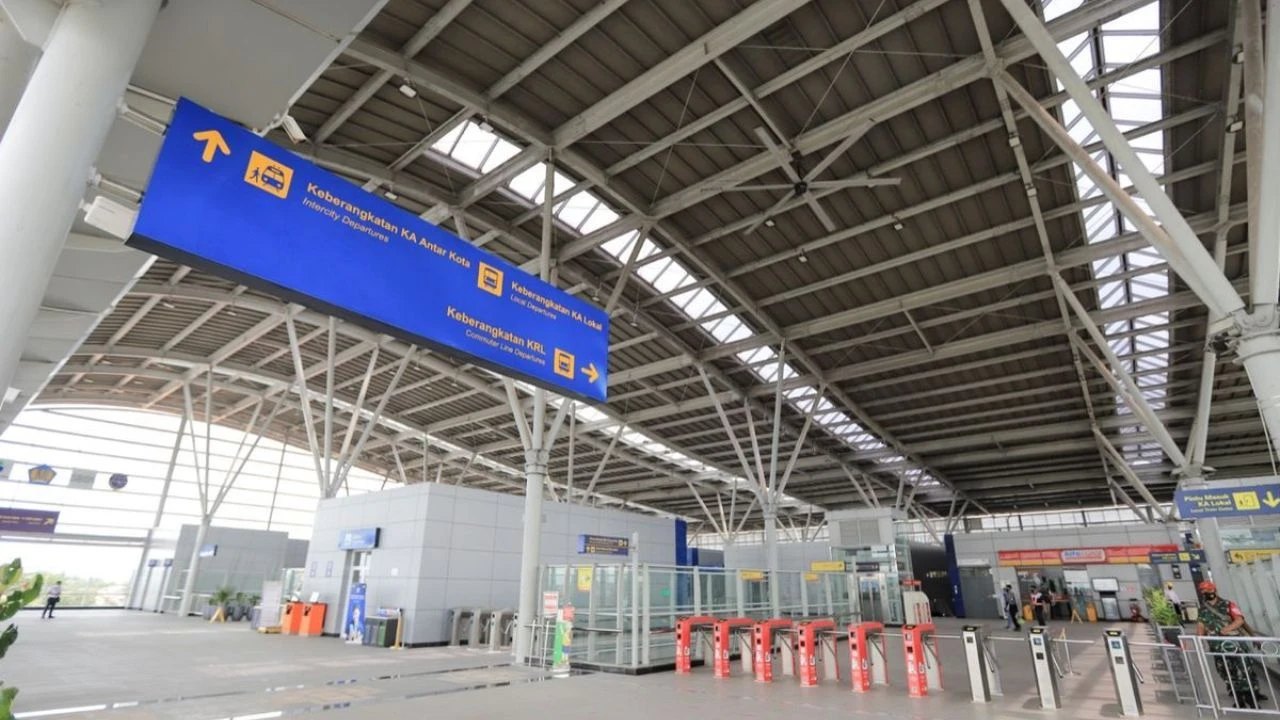 Stasiun Cikarang 2026 Jadwal KRL, KA Walahar & Tarif (1)